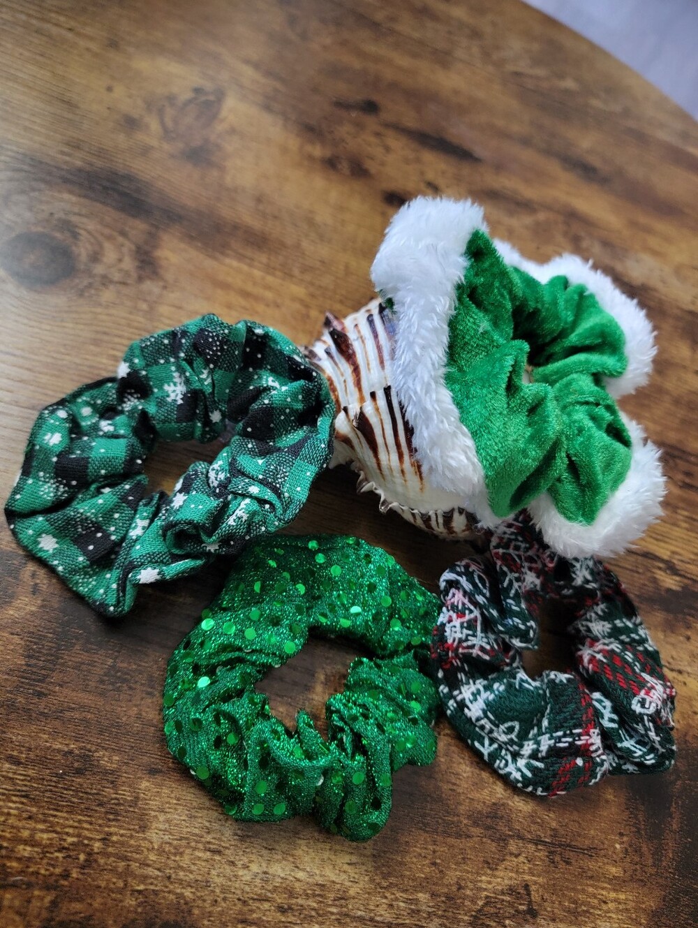 4pcs Green Holiday Scrunchie Set - Festive Hair Accessories